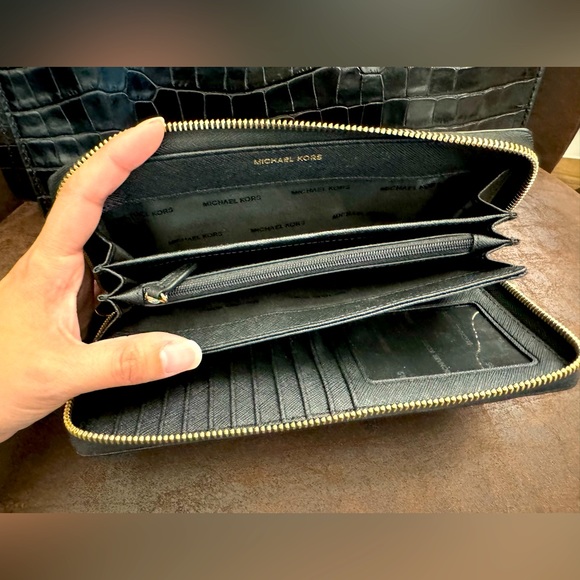 Michael Kors Croc Crossbody/wallet in great condition - Picture 14 of 14